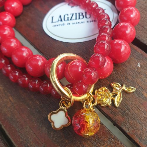 Piros, duplasoros gyöngykarkötő függőkkel.