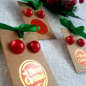 Karácsonyi piros félgömb, bedugós fülbevaló.