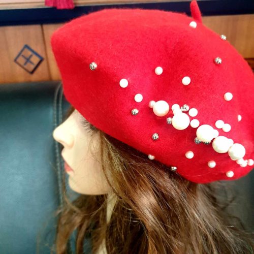 Piros, gyöngyös barett, svájcisapka.