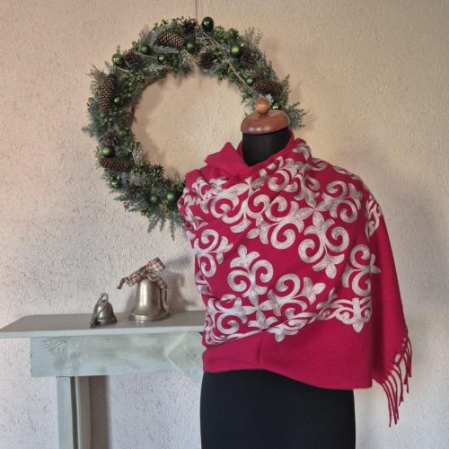 Élénkpiros, hímzett gyapjú stóla.