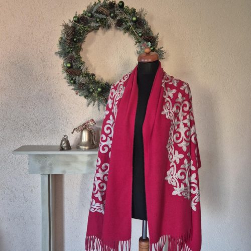 Élénkpiros, hímzett gyapjú stóla.