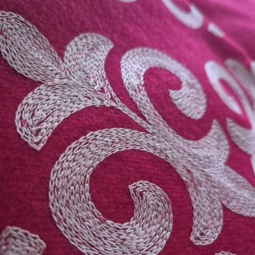 Élénkpiros, hímzett gyapjú stóla.