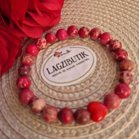 Piros jáspis karkötő, pici szívvel.