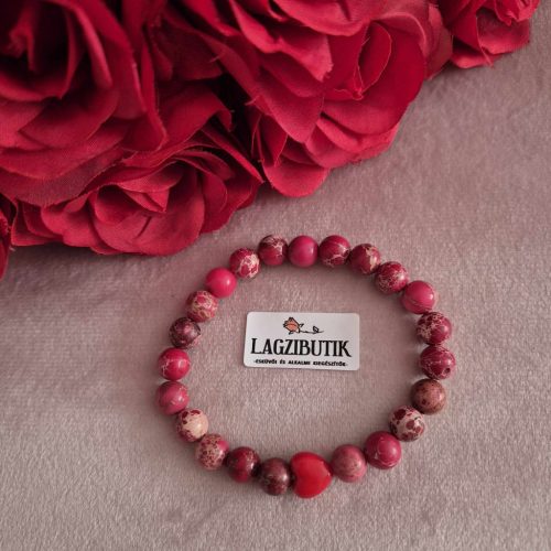 Piros jáspis karkötő, pici szívvel.