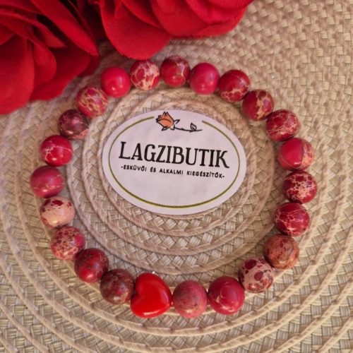 Piros jáspis karkötő, pici szívvel.
