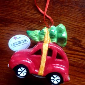  Piros, világítós kisautó függődísz, karácsonyfadísz kerámiából.