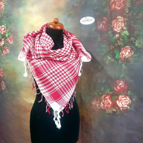Piros-fehér kockás/tyúklábmintás kendő.