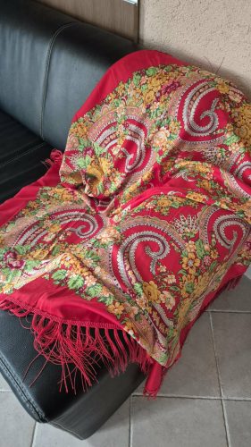 Piros, rózsás folklór kendő, rojtokkal.