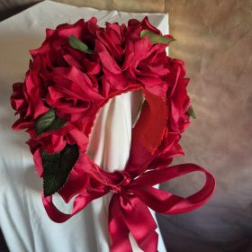 Piros rózsás hajpánt, szalaggal.