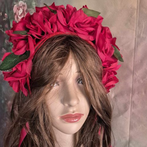 Piros rózsás hajpánt, szalaggal.