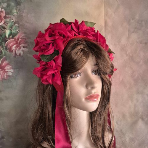 Piros rózsás hajpánt, szalaggal.