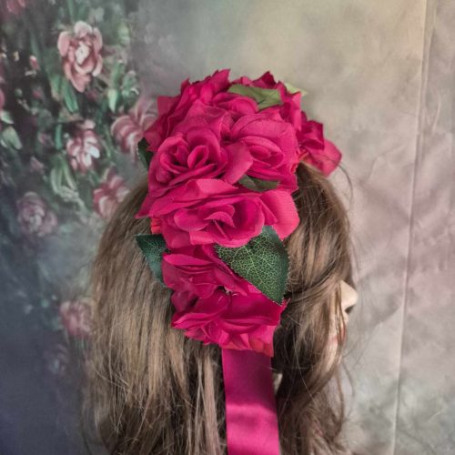 Piros rózsás hajpánt, szalaggal.