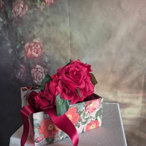 Piros rózsás hajpánt, szalaggal.