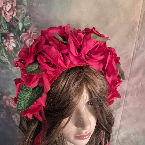 Piros rózsás hajpánt, szalaggal.