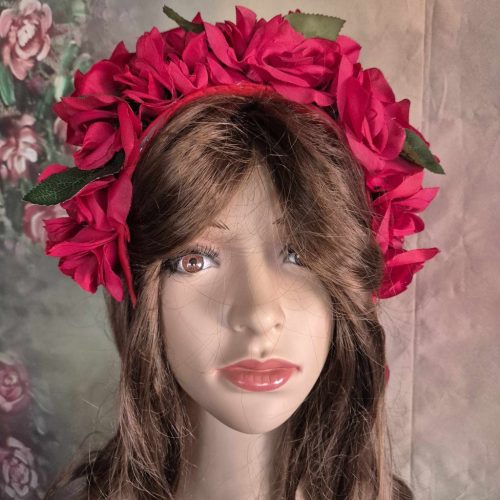 Piros rózsás hajpánt, szalaggal.