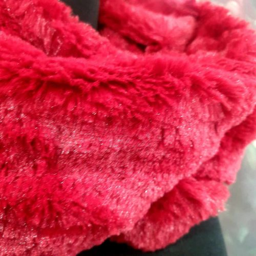 Piros műszőrme, körsál, gallér.