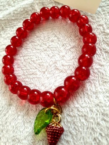 Piros üveggyöngy karkötő, eper medállal.