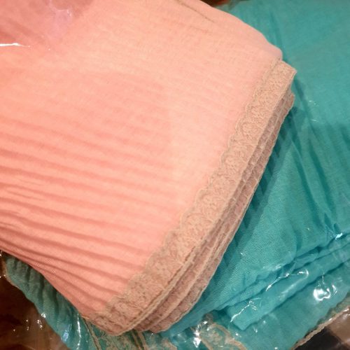 Csipke szélű pliszé stóla, kendő rózsaszín vagy türkiz színben.