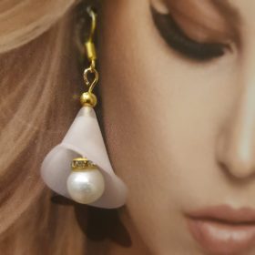 Púderszínű lógós fülbevaló gyönggyel.