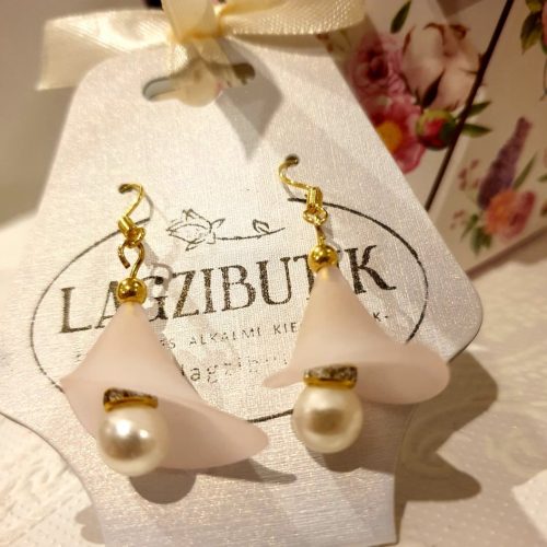 Púderszínű lógós fülbevaló gyönggyel.