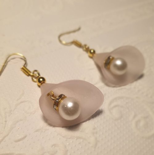 Púderszínű lógós fülbevaló gyönggyel.