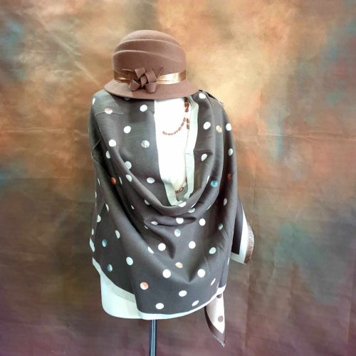  Kasmír, pöttyös stóla, vállkendő.