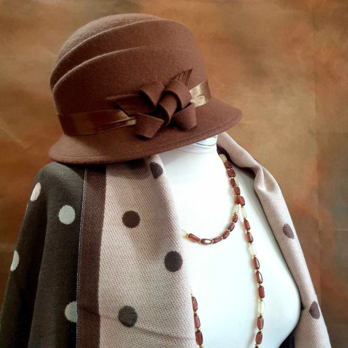  Kasmír, pöttyös stóla, vállkendő.