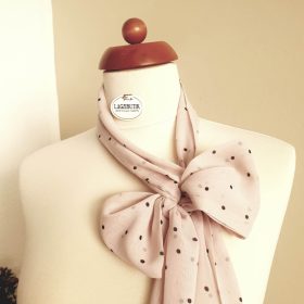 Pöttyös, keskeny muszlinkendő többféle színben.