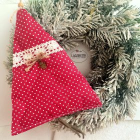 Piros pöttyös fenyő függődísz, textilből.
