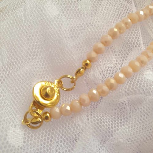 Púder színű gyöngynyaklánc-karkötő szett üveg és porcelángyöngyökből.