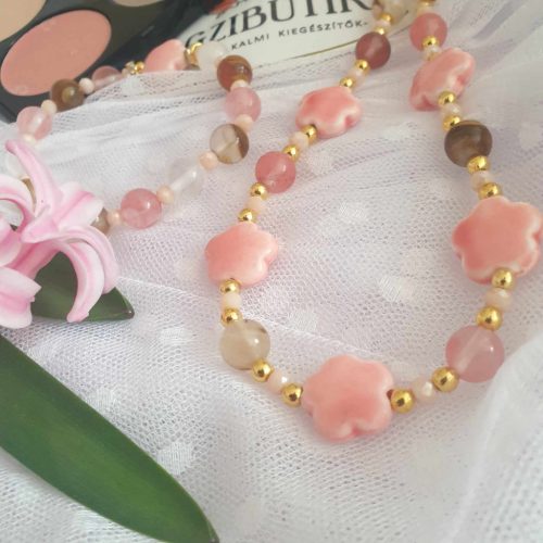 Púder színű gyöngynyaklánc-karkötő szett üveg és porcelángyöngyökből.