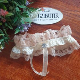   Púderrózsaszín csipkés harisnyakötő, combcsipke strasszal.