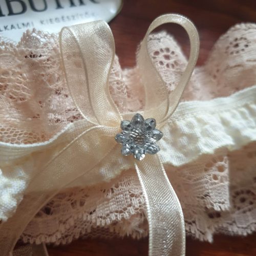 Púderrózsaszín csipkés harisnyakötő, combcsipke strasszal.