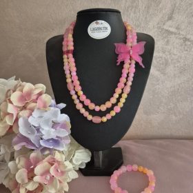 Púder színű, kétsoros gyöngy nyaklánc-karkötő szett.