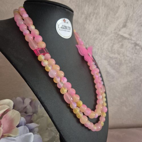 Púder színű, kétsoros gyöngy nyaklánc-karkötő szett.