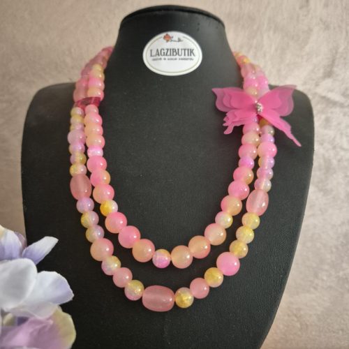 Púder színű, kétsoros gyöngy nyaklánc-karkötő szett.