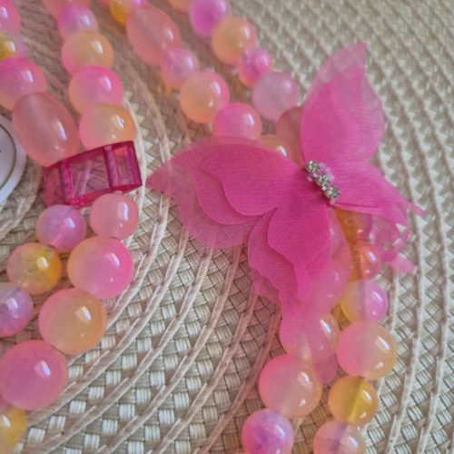 Púder színű, kétsoros gyöngy nyaklánc-karkötő szett.