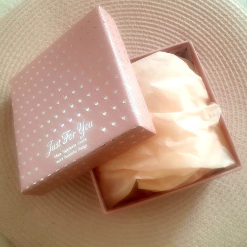 Púderszínű ajándék-box hölgyeknek.