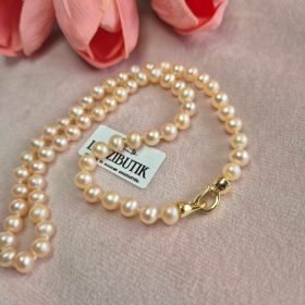   Púder színű tenyésztett gyöngy nyaklánc, cirkónia berakásos ékszerkapoccsal.