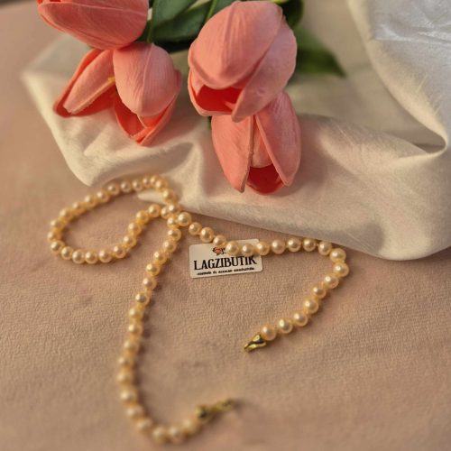 Púder színű tenyésztett gyöngy nyaklánc, cirkónia berakásos ékszerkapoccsal.