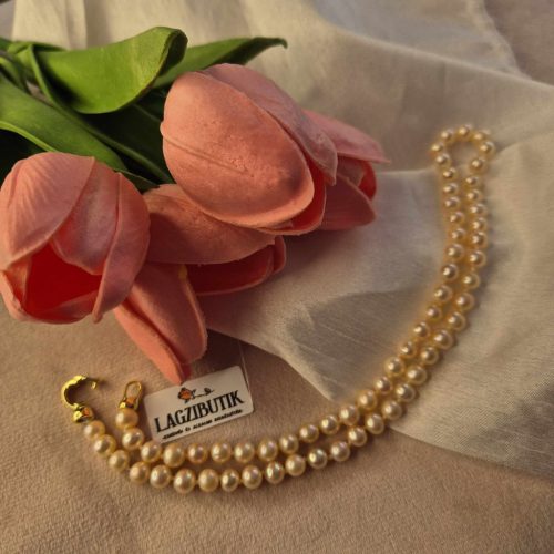 Púder színű tenyésztett gyöngy nyaklánc, cirkónia berakásos ékszerkapoccsal.