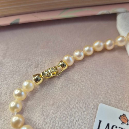 Púder színű tenyésztett gyöngy nyaklánc, cirkónia berakásos ékszerkapoccsal.