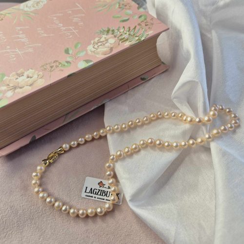 Púder színű tenyésztett gyöngy nyaklánc, cirkónia berakásos ékszerkapoccsal.