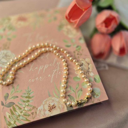 Púder színű tenyésztett gyöngy nyaklánc, cirkónia berakásos ékszerkapoccsal.