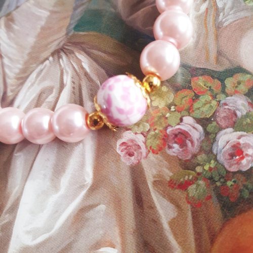 Púderrózsaszín teklagyöngy karkötő, porcelán, virágos köztessel.