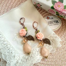   Púder színű, rózsás, lógós fülbevaló romantikus stílusban.