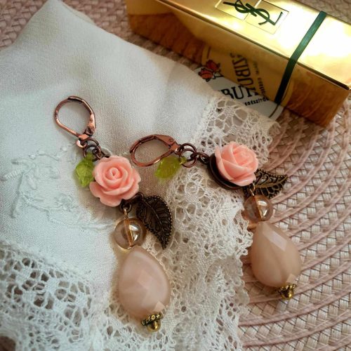 Púder színű, rózsás, lógós fülbevaló romantikus stílusban.