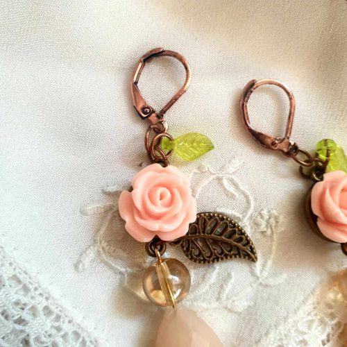 Púder színű, rózsás, lógós fülbevaló romantikus stílusban.