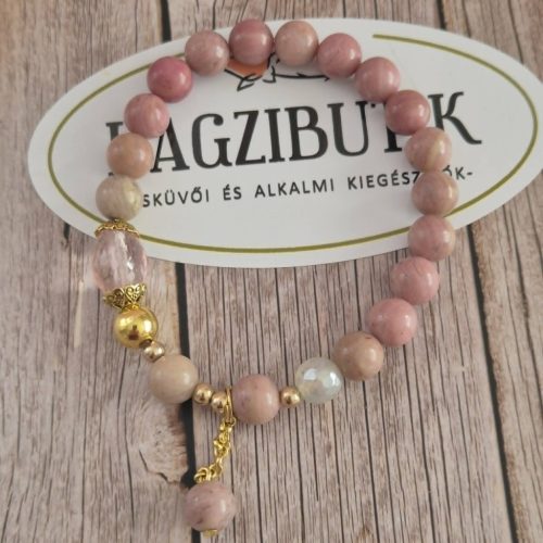 Rodonit ásványkarkötő függővel.