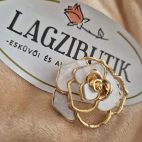 Rózsa bross, kitűző.